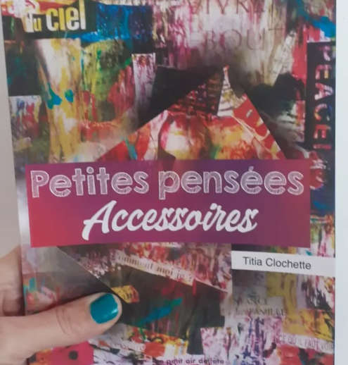 Gros plan sur le livre Petites pensées accessoires par Laëtitia Beyssac
