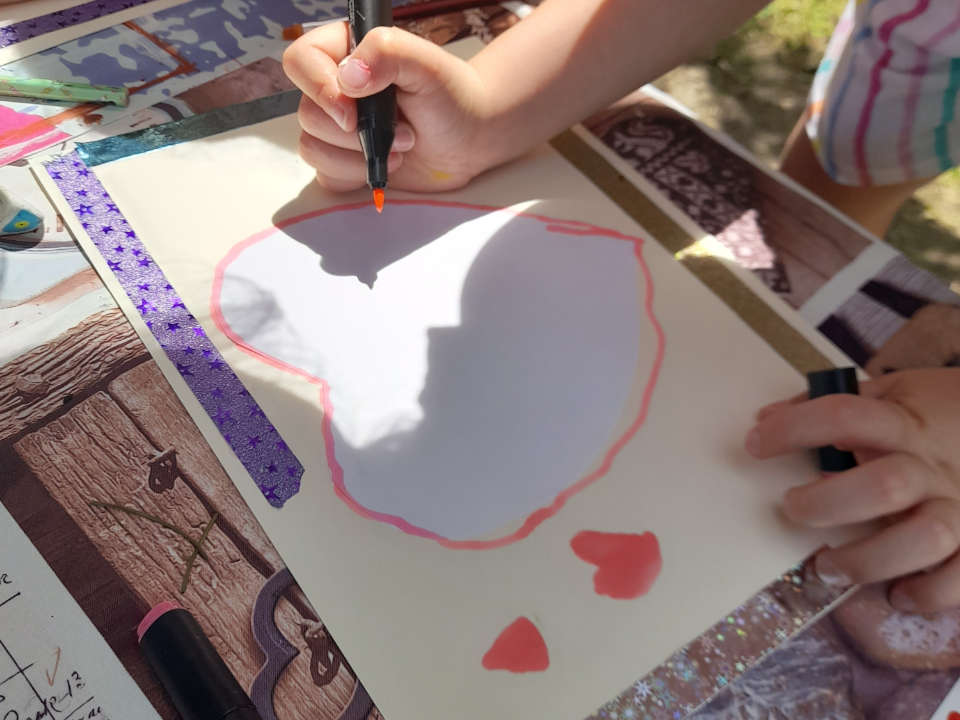Dessin d'un coeur par un enfant en atelier créatif