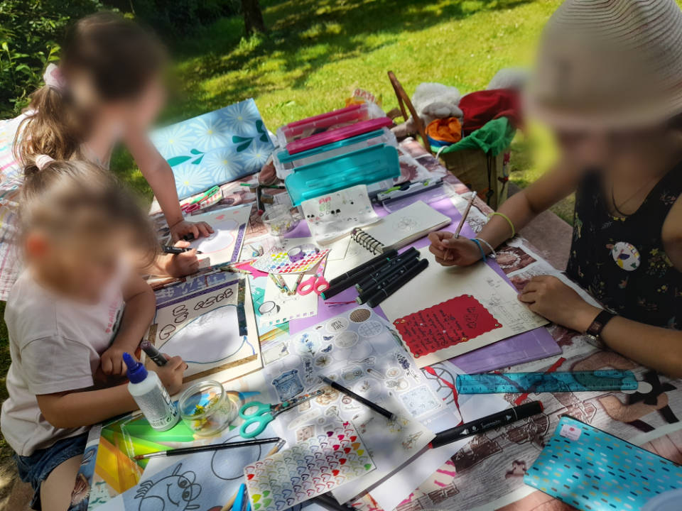 Enfants en atelier créatif